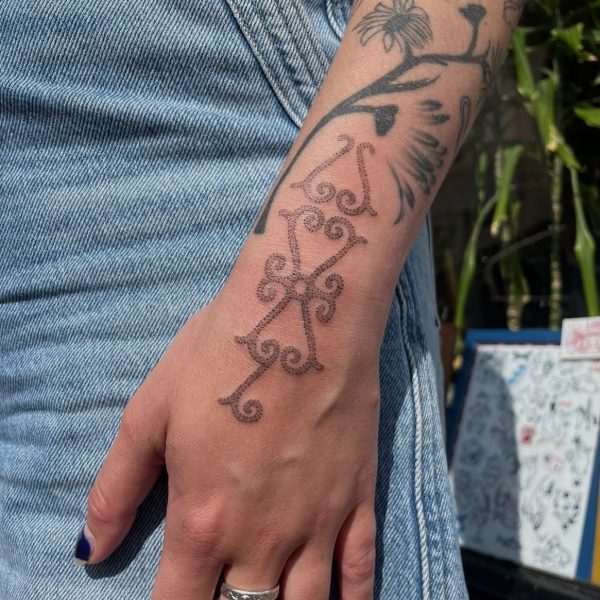 Handpoke tattoo by Rhianna I’Anson, featuring detailed, textural linework inspired by artefacts, stonework, and folklore. Rhianna works from Nowhere Tattooing in Brighton, blending traditional techniques with a timeless, organic style