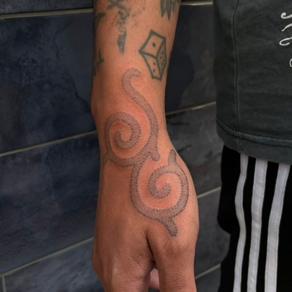 Handpoke tattoo by Rhianna I’Anson, featuring intricate lifework, and dot shading on one of her recent clients hands. Rhianna I'Anson is an artist with has crafted a personal style, creating tattoo's which are stylistically unique.